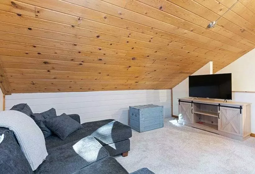 Secluded Rustic Mountain Retreat W/ Updated Touch