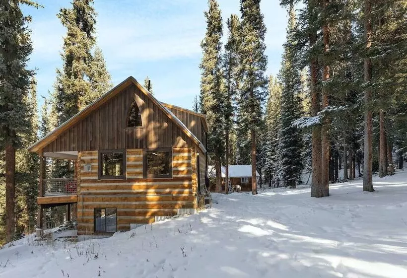 Secluded Rustic Mountain Retreat W/ Updated Touch