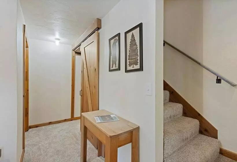 Secluded Rustic Mountain Retreat W/ Updated Touch