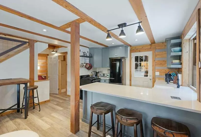 Secluded Rustic Mountain Retreat W/ Updated Touch