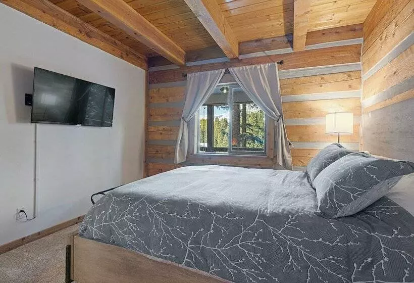 Secluded Rustic Mountain Retreat W/ Updated Touch