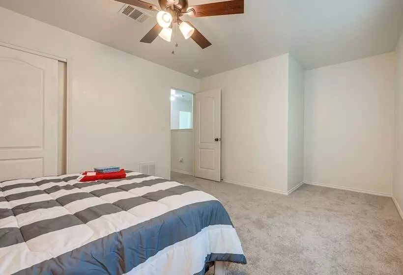 Charming Family Home W/ Yard   24 Mi To Austin!