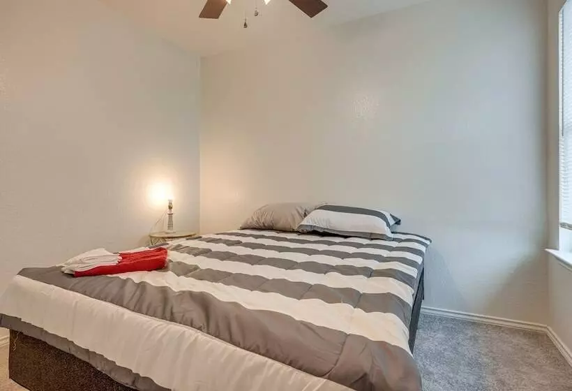 Charming Family Home W/ Yard   24 Mi To Austin!