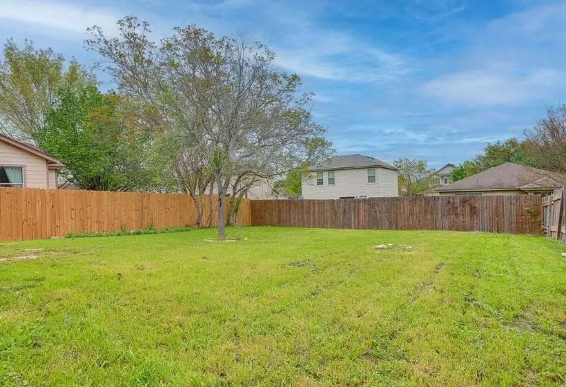 Charming Family Home W/ Yard   24 Mi To Austin!