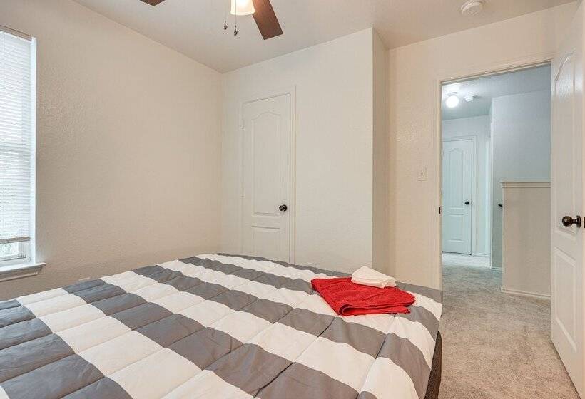 Charming Family Home W/ Yard   24 Mi To Austin!