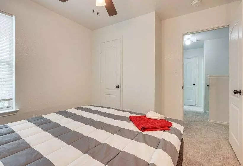 Charming Family Home W/ Yard   24 Mi To Austin!