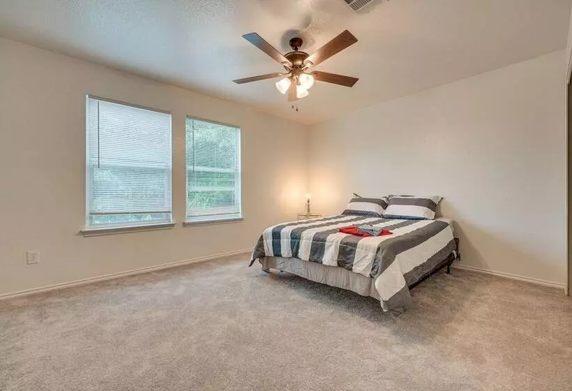 Charming Family Home W/ Yard   24 Mi To Austin!