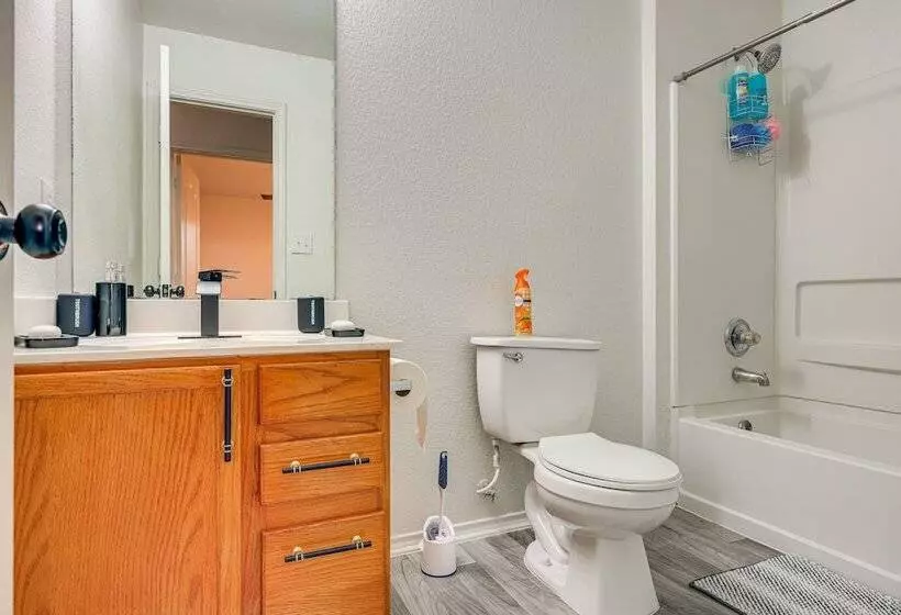 Charming Family Home W/ Yard   24 Mi To Austin!