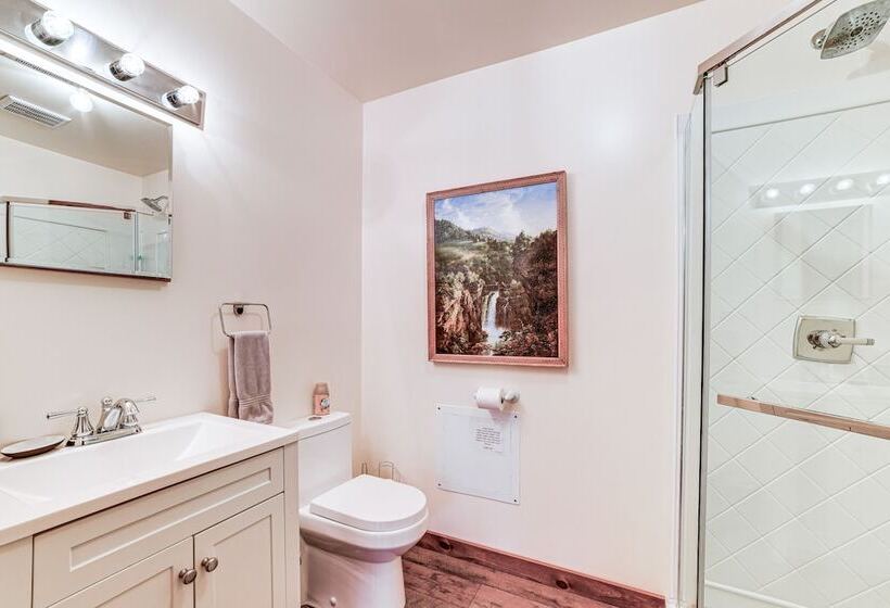 Cozy Roscoe Cabin W/ Fire Pit & Balcony!