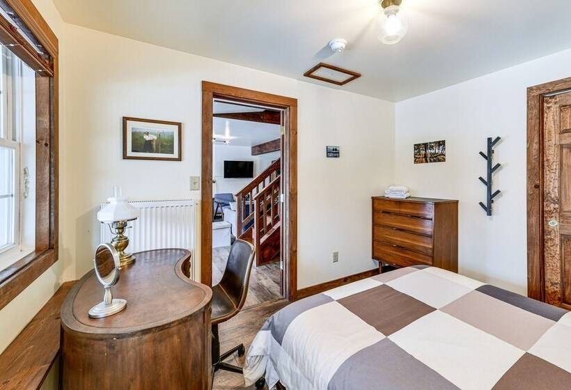 Cozy Roscoe Cabin W/ Fire Pit & Balcony!