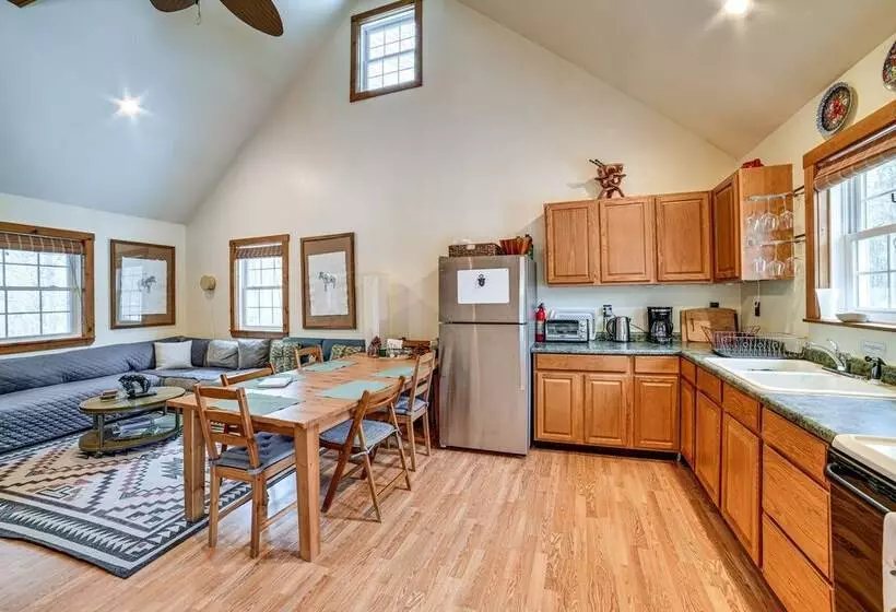 Cozy Roscoe Cabin W/ Fire Pit & Balcony!