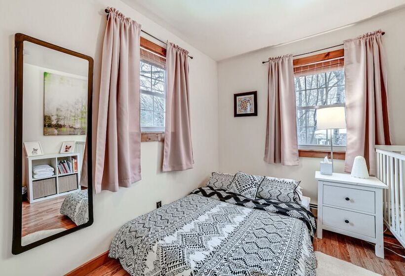 Cozy Roscoe Cabin W/ Fire Pit & Balcony!