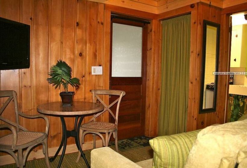 Hinckley's Dreamwood Cottages