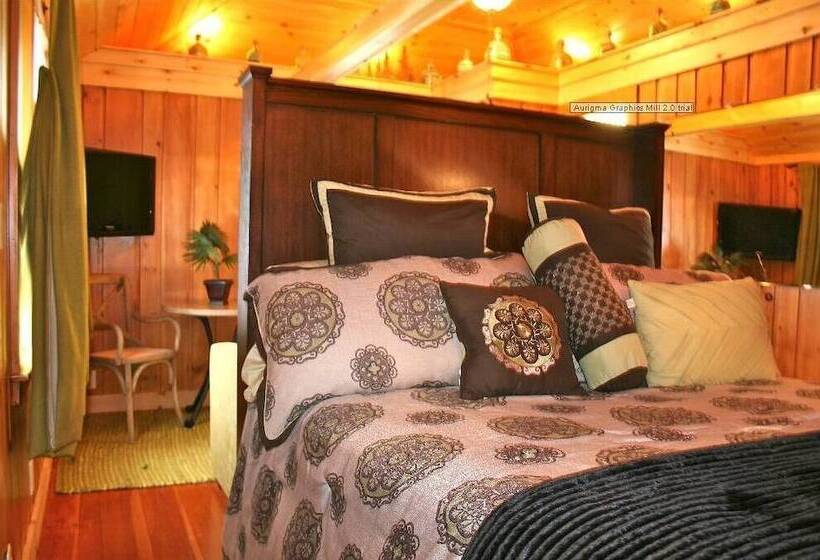 Hinckley's Dreamwood Cottages