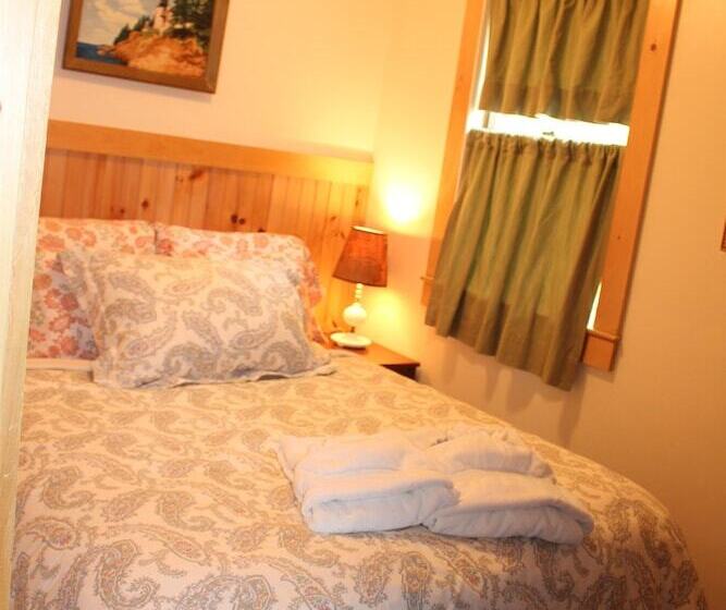 Hinckley's Dreamwood Cottages