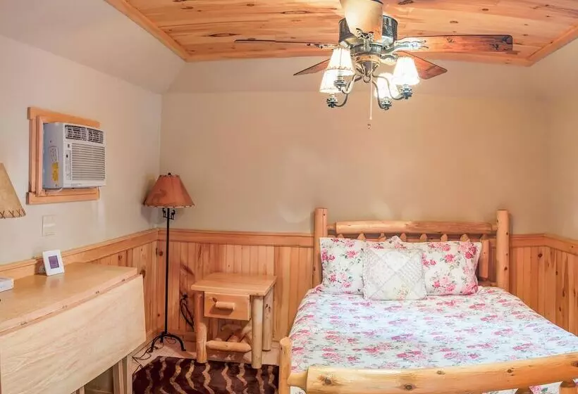 Hinckley's Dreamwood Cottages