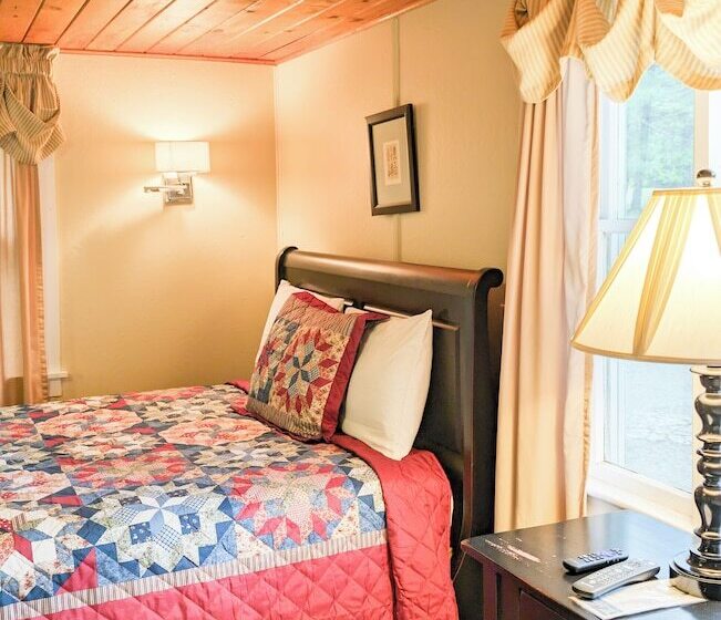 Hinckley's Dreamwood Cottages