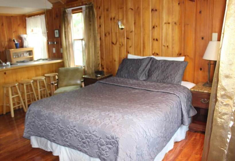 Hinckley's Dreamwood Cottages