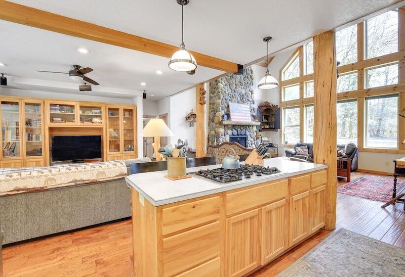 Peaceful Rhododendron Cabin W/ Fire Pit & Hot Tub!