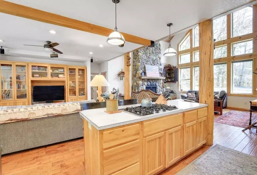 Peaceful Rhododendron Cabin W/ Fire Pit & Hot Tub!