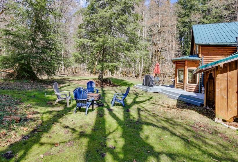 Peaceful Rhododendron Cabin W/ Fire Pit & Hot Tub!