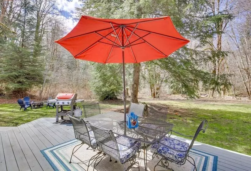 Peaceful Rhododendron Cabin W/ Fire Pit & Hot Tub!