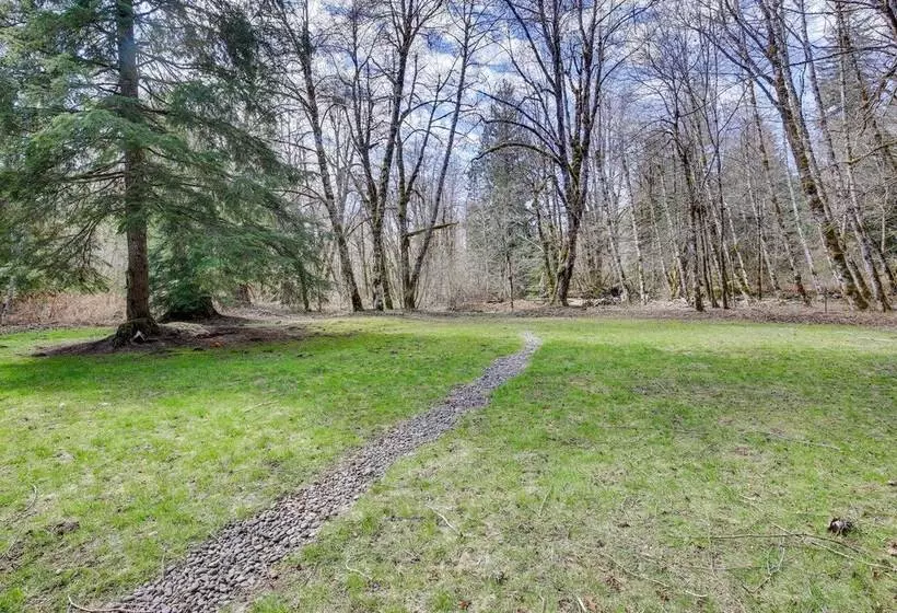 Peaceful Rhododendron Cabin W/ Fire Pit & Hot Tub!