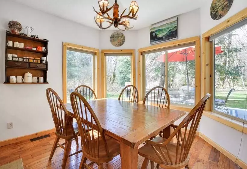 Peaceful Rhododendron Cabin W/ Fire Pit & Hot Tub!