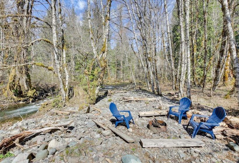 Peaceful Rhododendron Cabin W/ Fire Pit & Hot Tub!