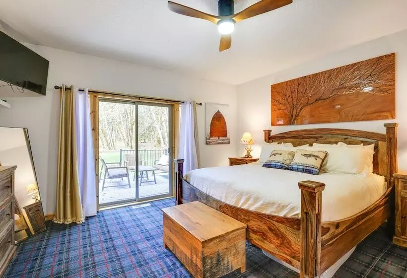 Peaceful Rhododendron Cabin W/ Fire Pit & Hot Tub!