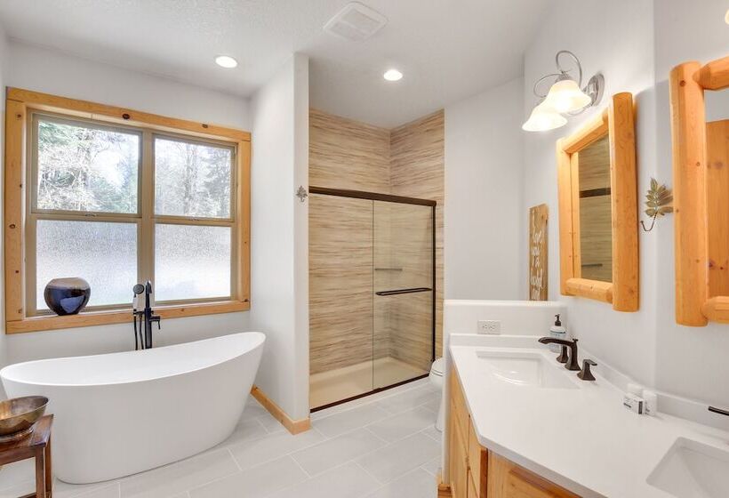 Peaceful Rhododendron Cabin W/ Fire Pit & Hot Tub!