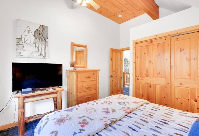 Peaceful Rhododendron Cabin W/ Fire Pit & Hot Tub!