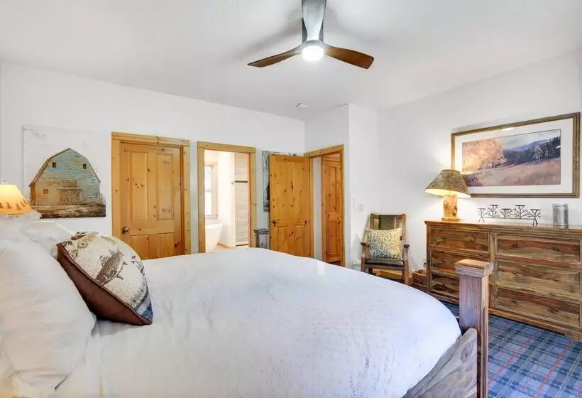 Peaceful Rhododendron Cabin W/ Fire Pit & Hot Tub!