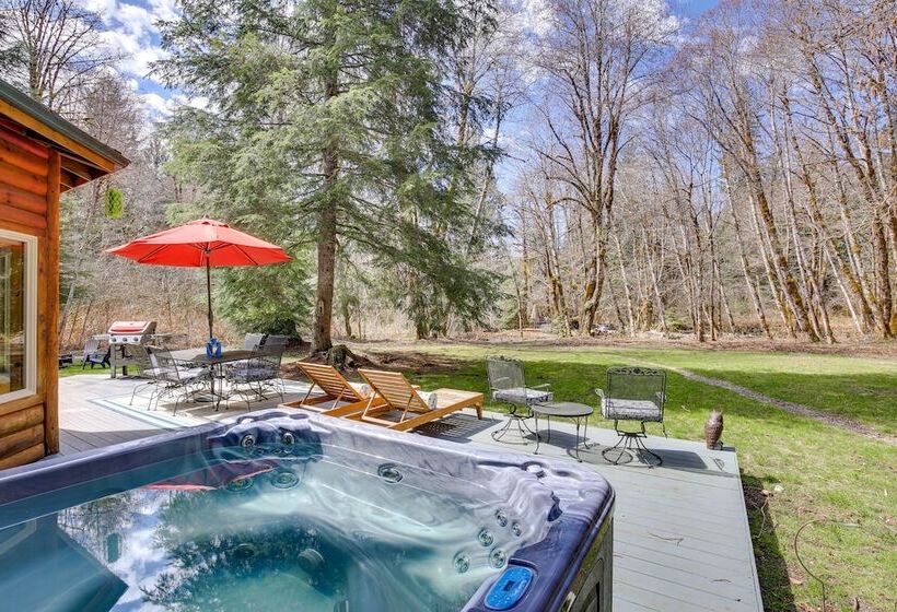 Peaceful Rhododendron Cabin W/ Fire Pit & Hot Tub!