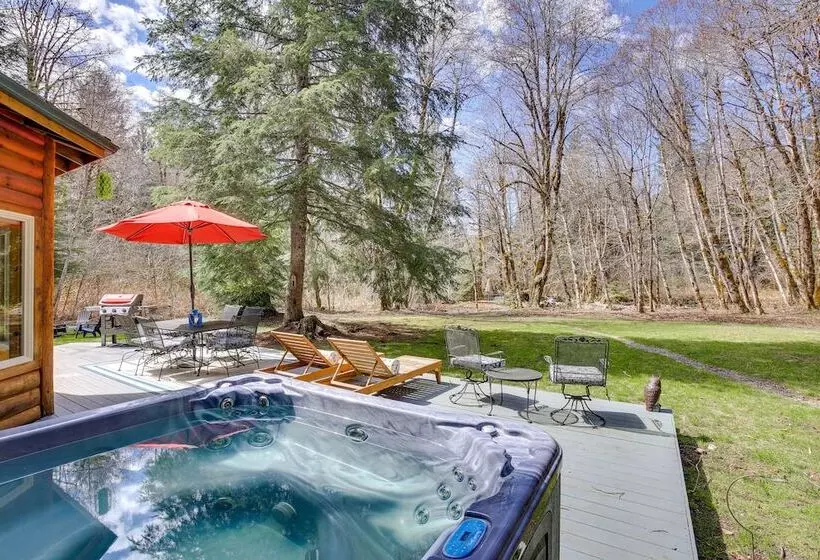 Peaceful Rhododendron Cabin W/ Fire Pit & Hot Tub!