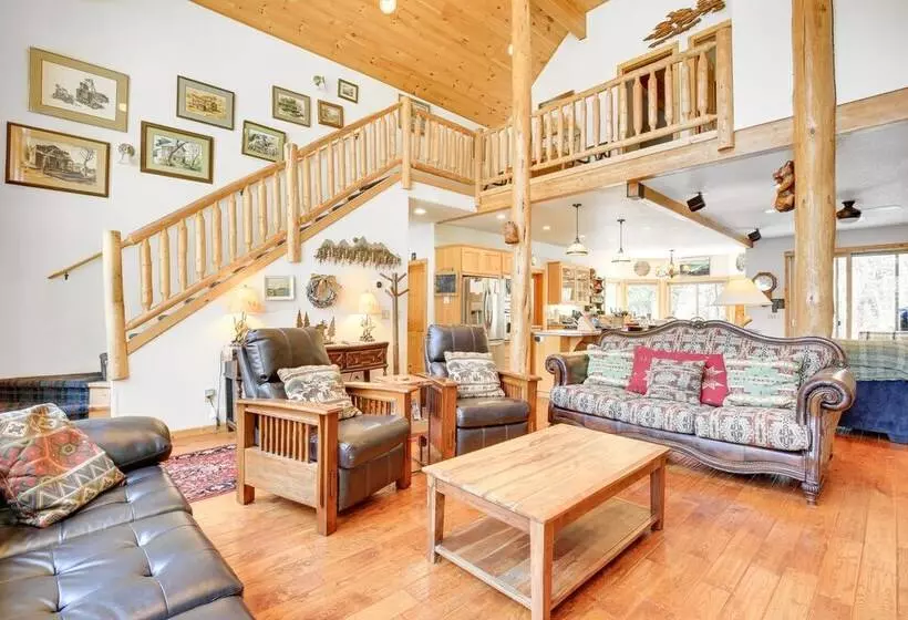 Peaceful Rhododendron Cabin W/ Fire Pit & Hot Tub!