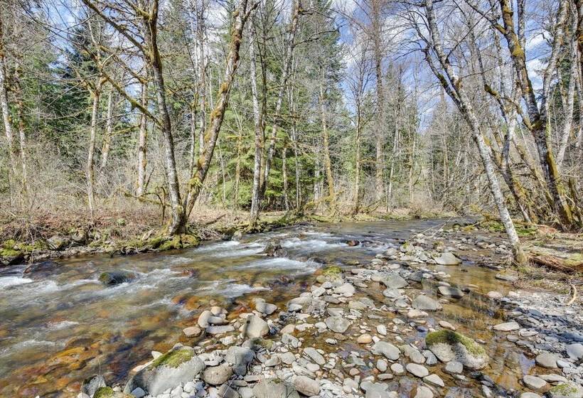Peaceful Rhododendron Cabin W/ Fire Pit & Hot Tub!