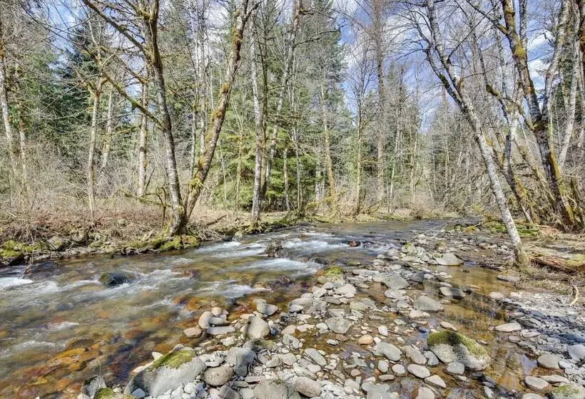 Peaceful Rhododendron Cabin W/ Fire Pit & Hot Tub!