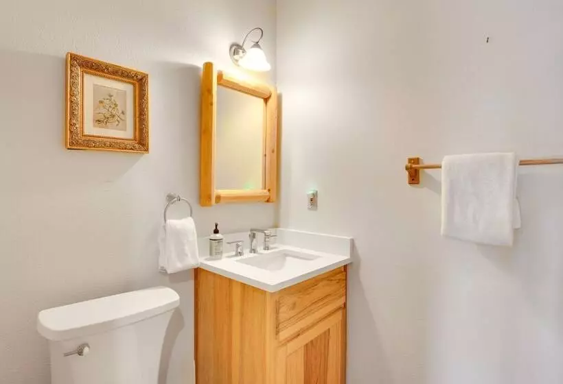 Peaceful Rhododendron Cabin W/ Fire Pit & Hot Tub!