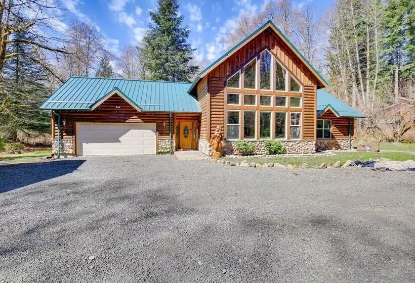 Peaceful Rhododendron Cabin W/ Fire Pit & Hot Tub!