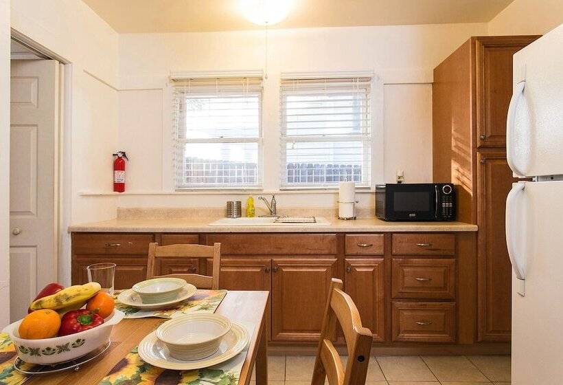 ペンション Hollywood Hills Suites