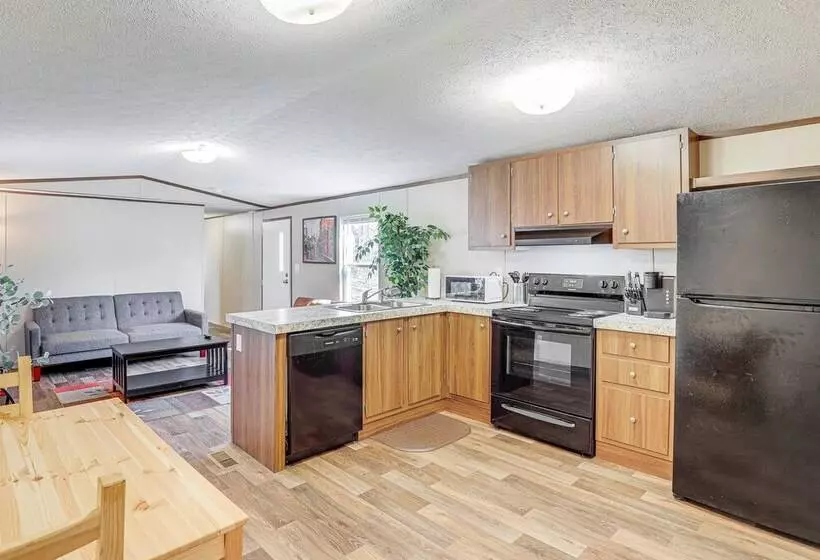 Pet Friendly Home ~ 5 Mi To Blue Ridge Parkway!