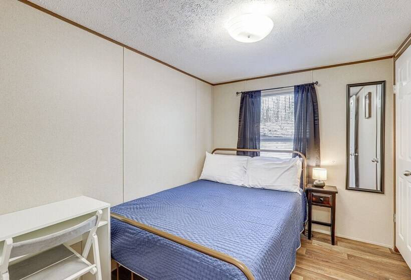 Pet Friendly Home ~ 5 Mi To Blue Ridge Parkway!