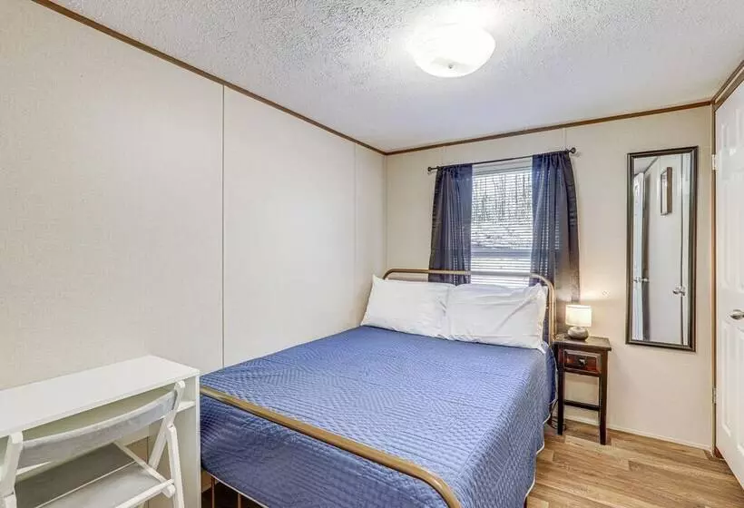 Pet Friendly Home ~ 5 Mi To Blue Ridge Parkway!