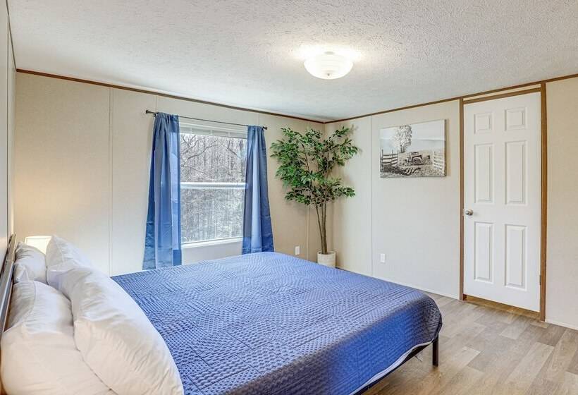 Pet Friendly Home ~ 5 Mi To Blue Ridge Parkway!