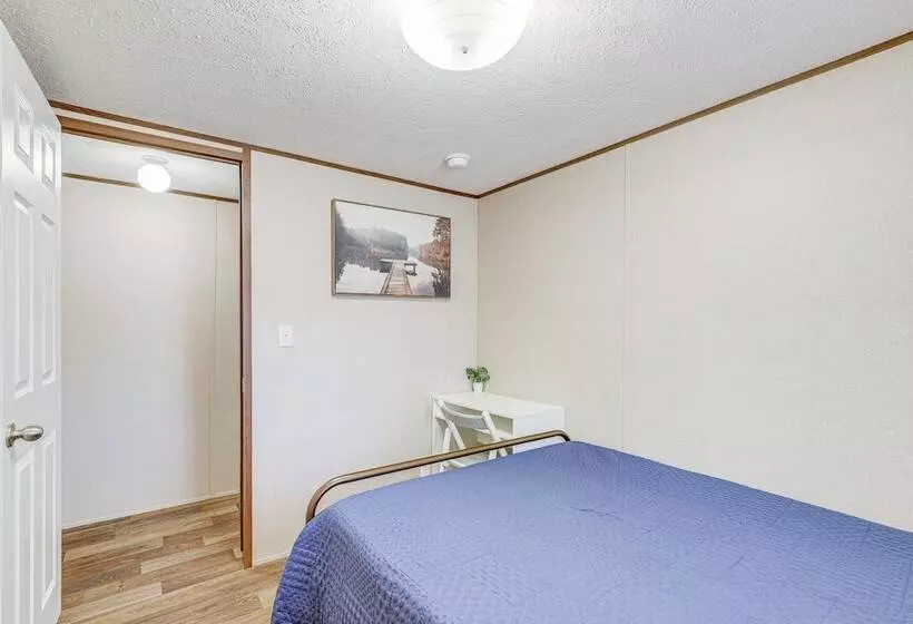 Pet Friendly Home ~ 5 Mi To Blue Ridge Parkway!