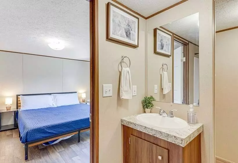 Pet Friendly Home ~ 5 Mi To Blue Ridge Parkway!