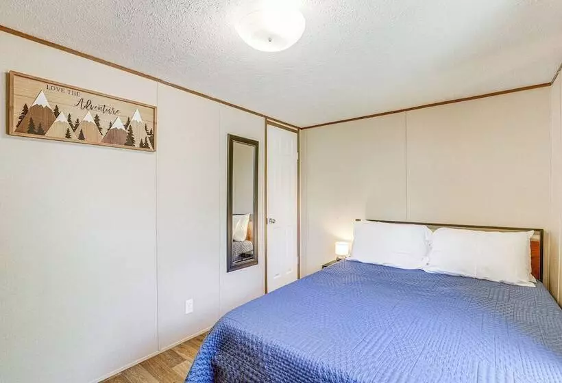 Pet Friendly Home ~ 5 Mi To Blue Ridge Parkway!