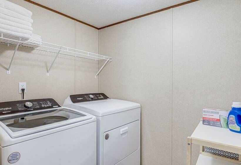 Pet Friendly Home ~ 5 Mi To Blue Ridge Parkway!