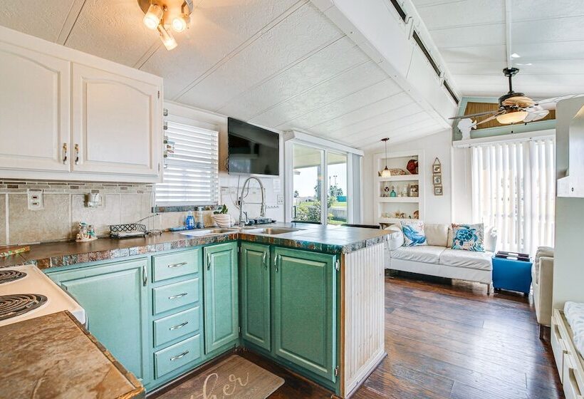 Resort Style Perks & Deck At Port Isabel Home!